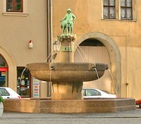 Eselsbrunnen am Alten Markt in Halle sprudelt auch 2011